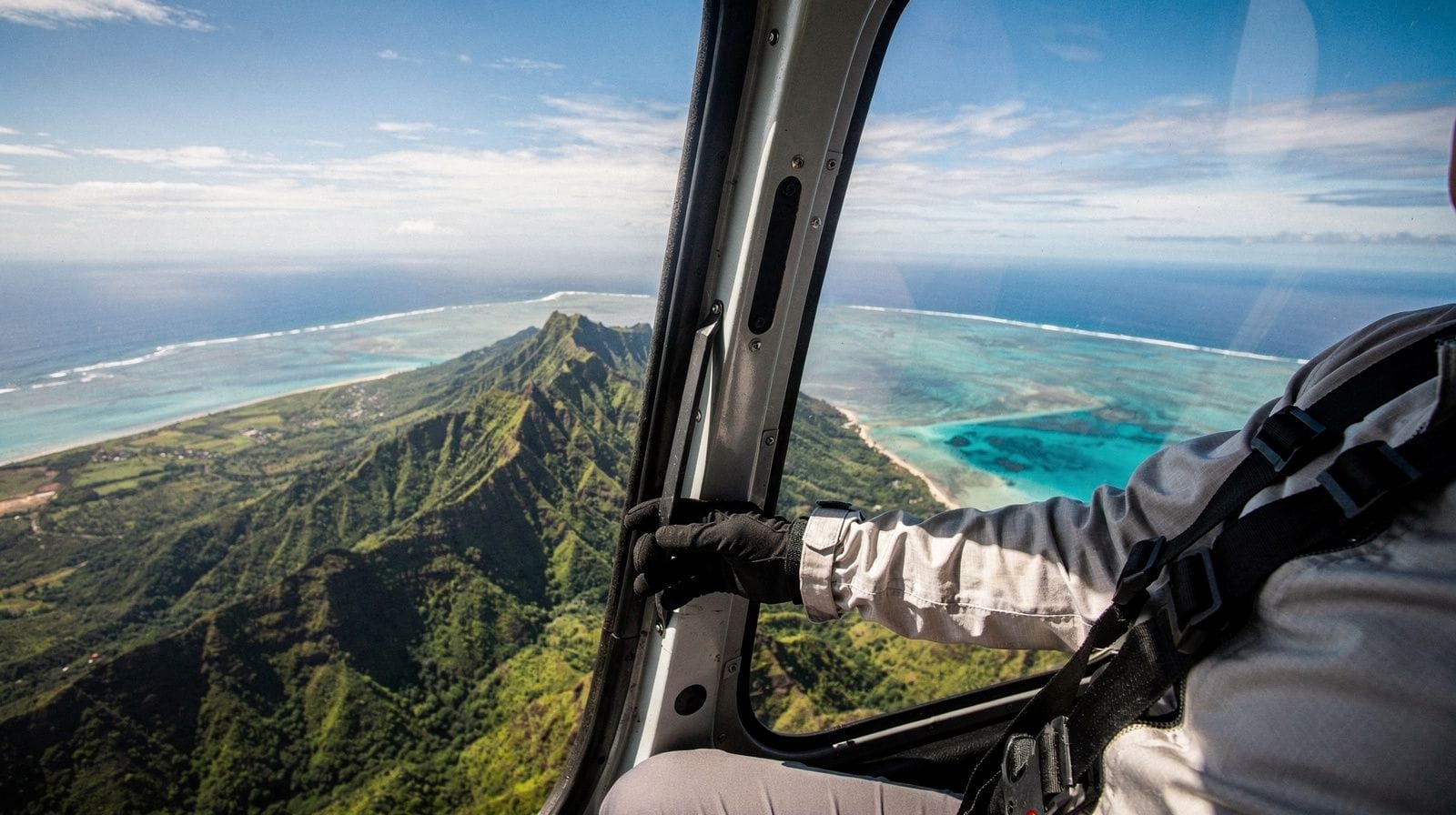 Portas abertas vs. portas fechadas: tours de helicóptero em Oahu comparados