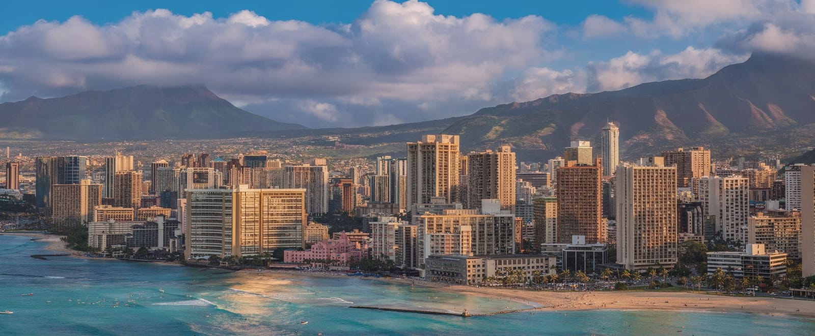 Diamond Head o zmierzchu, widoczny znad plaży w Waikiki.